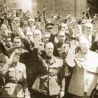 En las imágenes, autoridades hacen el saludo fascista ante la Catedral.-EL MUNDO