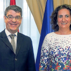 El ministro de Energía, Álvaro Nadal y la consejera de Cultura, García Cirac.-ICAL