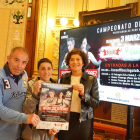 Julio López, Isa Rivero y Mayte Martínez con el cartel del combate. / EM
