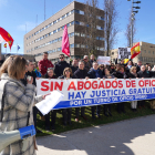 Manifestación de los abogados del turno de oficio frente a la Subdelegación del Gobierno en Valladolid, imagen de archivo - ICAL