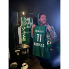 El ministro de Transportes y Movilidad Sostenible, Óscar Puente, posa con la camiseta del Zalgiris. E.M.