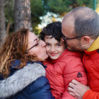 Héctor, niño que padece una enfermedad rara, junto a sus padres, Beatriz y José. -PHOTOGENIC
