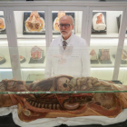 Juan Francisco Pastor posa junto a una recreación anatómica de un torso. -J. M. LOSTAU