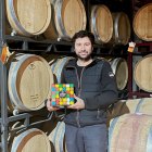 Ramón Ramos, en la sala de barricas de su bodega, con el nuevo diseño de sus vinos bag in box. -E.M.