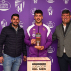 Meseguer recibe el Trofeo 'Estrella Galicia' del mes de enero. / RV / I. SOLA