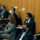 Los acusados por la trama de corrupción de la Perla Negra, con Rafael Delgado y Begoña Hernández en primer término, en la sesión en la que se suspendía el juicio en marzo de 2022.- E. M.