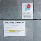 Carteles que han instalado en un hospital de Valladolid para revenir que la gente fume en el espacio - POLICÍA MUNICIPAL