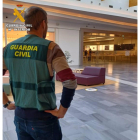 Imagen facilitada por la Guardia Civil en el centro comercial en el que se cometió el robo del teléfono móvil - GUARDIA CIVIL