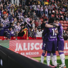 El Real Valladolid celebra su gol en El Molinón. I. SOLA / RVCF