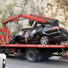 Una grúa transporta el turismo siniestrado.-EL MUNDO