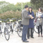 La alcaldesa, Núria Parlon, durante la presentación de las seis bicicletas eléctricas.-AYUNTAMIENTO DE SANTA COLOMA