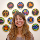 La artista vallisoletana Pati Duque posa en La Atómica junto a sus obras.-J.M.LOSTAU