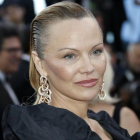 La actriz canadiense Pamela Anderson en la alfombra roja del festival de Cannes 2017.-EFE