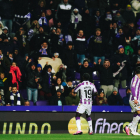 Amath celebra con la  afición uno de los goles ante el Oviedo. / RV