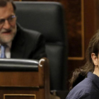 Pablo Iglesias pasa ante Mariano Rajoy, en el Congreso de los Diputados.-JOSÉ LUIS ROCA