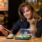 Mariola López, sentada en una mesa del restaurante,  muestra unas bandejas de gyo–zas de pollo (i) y piezas de sushi preparadas para llevar.-PHOTOGENIC / PABLO REQUEJO.