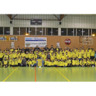 Las categorías inferiores del San Isidro junto a los entrenadores y directivos posan en el homenaje realizado a José María Tejedor.-EL MUNDO