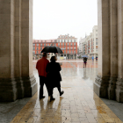 Una imagen de archivo de lluvia en la plaza Mayor de Valladolid