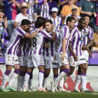 Jugadores del Real Valladolid celebran un gol al Mirandés.