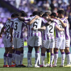 Los jugadores del Real Valladolid celebran uno de los goles ante el Éibar.