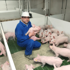 Un trabajador de Juan Ramón Sastre posa en su explotación porcina de Caleruega