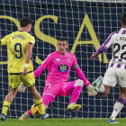 Forés, autor del gol de la victoria, ante Masip y Rosa en otra acción del triunfo del colista Villarreal B ante el equipo blanquivioleta.