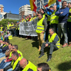 Concentración de agricultores independientes frente a la Delegación del Gobierno de Castilla y León, junto a la Plaza del Milenio. E. M.