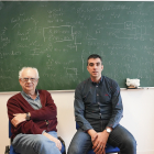Dos investigadores en las instalaciones de la Universidad de Valladolid