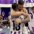 Javi Sánchez abraza a Escudero en el vestuario