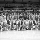 Foto de familia de ex entrenadores del Valladolid Club Baloncesto junto a los veteranos del Fórum y del Real Madrid.