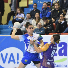 Elba Álvarez tira en el partido contra La Calzada de Gijón.