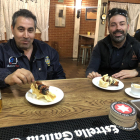 Dos usuarios degustan la tapa del restaurante 'Las Ascuas'