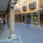 Una calle comercial de Medina de Rioseco, imagen de archivo