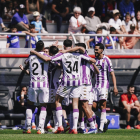 Jugadores blanquivioleta festejan uno de los tres goles marcados al Amorebieta.REAL VALLADOLID