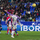 Monchu marca en Huesca tras recoger el rechazo del penalti fallado por él mismo.