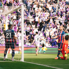 Meseguer, en segundo plano, celebra su gol ante la SD Huesca