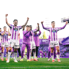El Real Valladolid celebra su último triunfo ante el Huesca.