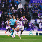 Marcos André conduce el balón ante el Huesca.