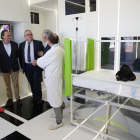 El presidente de la Asociación Española contra el Cáncer en Valladolid, Artemio Domínguez, y el consejero de Sanidad, Alejandro Vázquez, visitan la habitación espacial del Hospital Clínico.