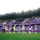 Jugadores del Real Valladolid aplauden al público tras el partido ante el Espanyol