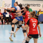 O'Mullony es agarrada por dos jugadoras del Granollers.