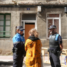 La asistente social del Ayuntamiento de Valladolid, a las puertas de la vivienda okupada en Delicias