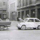 Vehículos estacionados en la calle Fray Luis de León en 1971