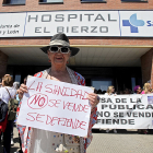 Concentración por la sanidad pública en el hospital El Bierzo de Ponferrada.