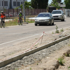 Ciclistas circulando por el arcén del camino viejo de Simancas porque la construcción del carril bici está paralizada.