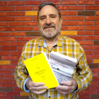 El etnógrafo y antropólogo Modesto Martín posa con su novela «La edad del sueño» y su libro «Lo sabes o no lo sabes».
