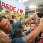 El presidente del Gobierno, Pedro Sánchez, se hace un selfie con una de las asistentes al mitin de Valladolid.