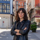 La escritora argentina, Magalí Etchebarne, en la Plaza Mayor de Valladolid