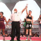 Isa Rivero cuando es proclamada vencedora ante la venezolana Roxana María Colmenarez.