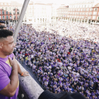Ronaldo Nazário observa a la afición blanquivioleta desde el balcón del Ayuntamiento, el día posterior al ascenso.REAL VALLADOLID